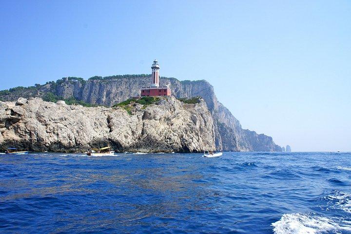 PRIVATE CAPRI ISLAND & BLUE GROTTO全日ボートツアー。