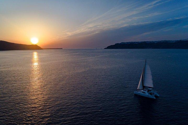 Crucero al atardecer con barbacoa y bebidas