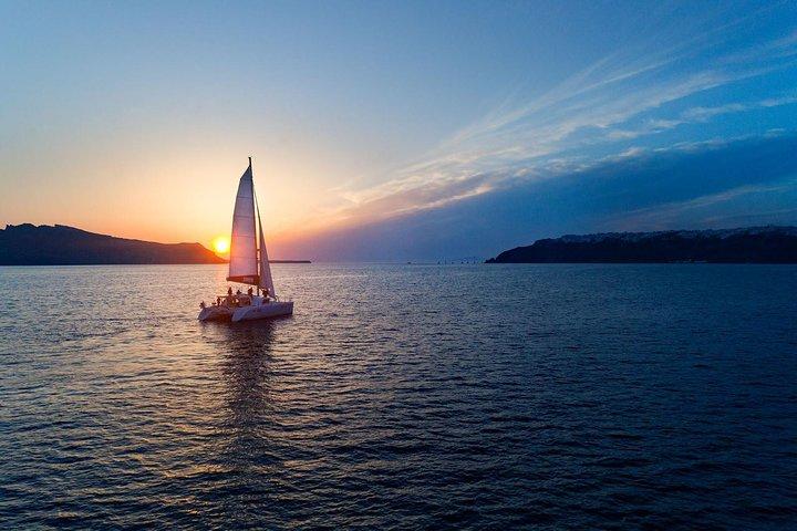 Cruzeiro privado ao pôr do sol com jantar e bebidas!