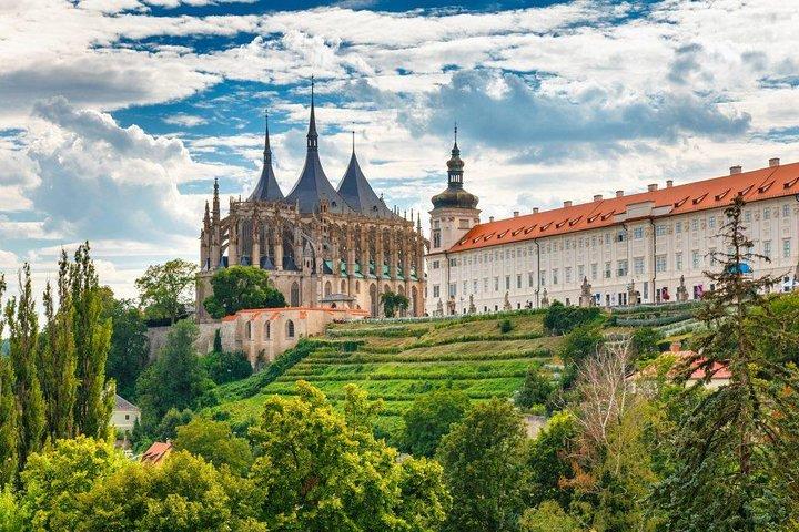 Traslado privado de Praga a Viena con parada de 1 hora en Kutna Hora