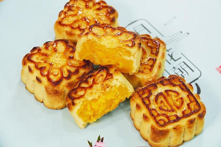 Hong Kong self-service baking experience: making custard mooncakes