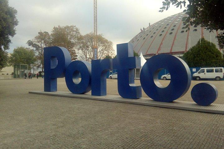 Privétour langs de belangrijkste bezienswaardigheden van Porto met traditionele lunch.