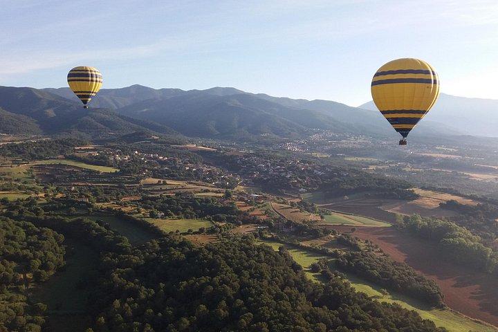 バルセロナからのオプションのお迎え付きカタルーニャ上空での気球体験