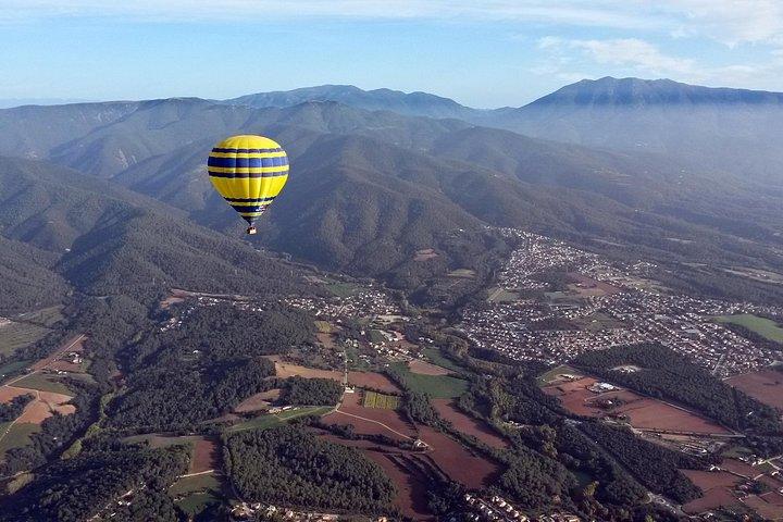 バルセロナからのオプションのお迎え付きカタルーニャ上空での気球体験