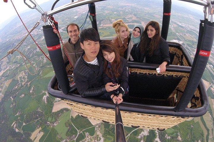 バルセロナからのオプションのお迎え付きカタルーニャ上空での気球体験