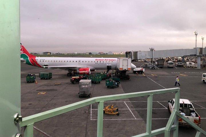 ナイロビ：空港とホテルのプライベート送迎。