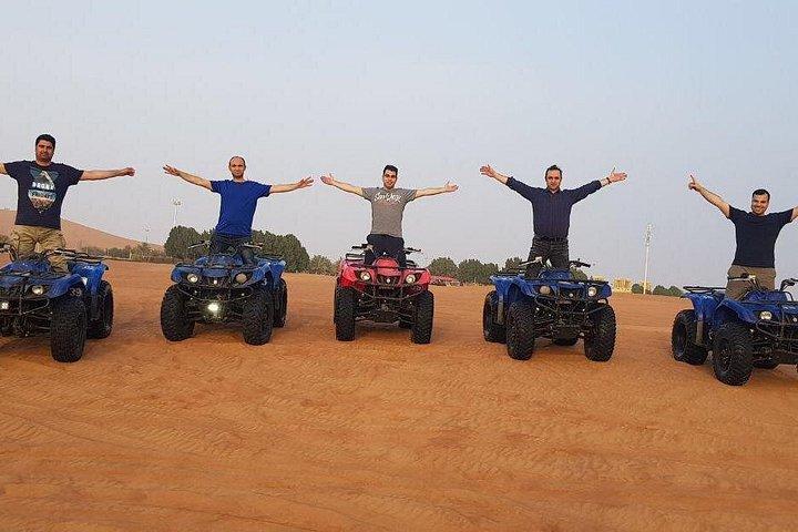 ドバイ砂漠サファリ（クワッドバイク、デューンバッシング＆BBQディナー付き）