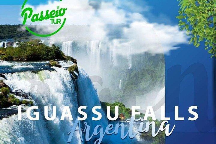 アルゼンチン側の滝へのガイド付きの専用車。