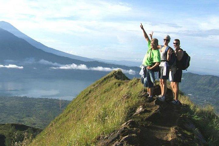 ローカルガイドの経験を持つバトゥール山の日の出ハイキング