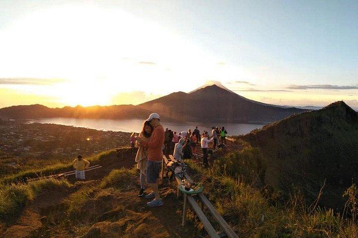 ローカルガイドの経験を持つバトゥール山の日の出ハイキング