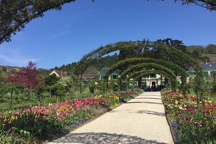 Excursion CHATEAU DE VERSAILLES and GIVERNY in Limousine from Paris