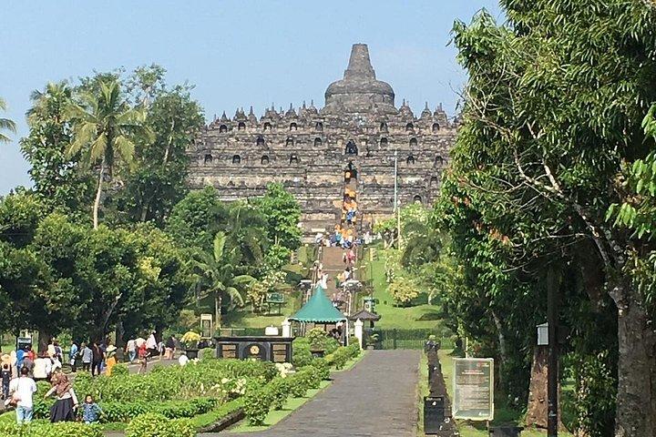 ジョグジャカルタ発ボロブドゥール日の出と寺院ツアー