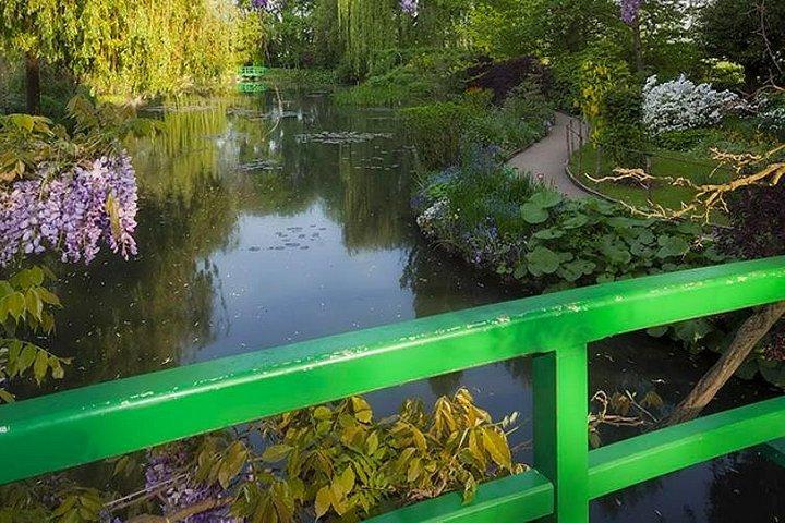 Excursion CHATEAU DE VERSAILLES and GIVERNY in Limousine from Paris