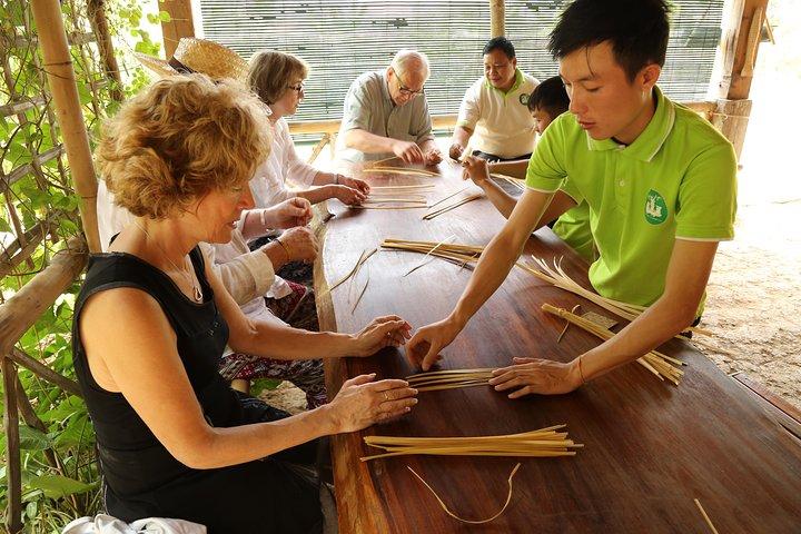 Participação em aulas diurnas de tecelagem de bambu e culinária