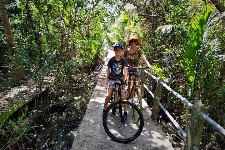 Passeio de bicicleta familiar no oásis verde de Bangkok em bicicletas de bambu