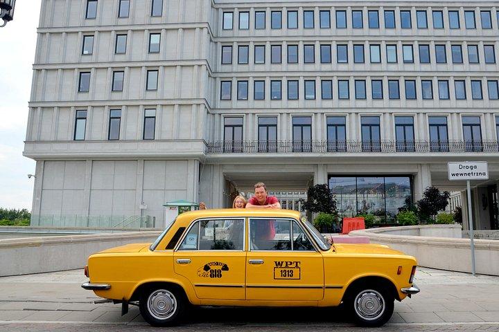 プライベートツアー：レトロ・フィアットによるワルシャワの共産主義史