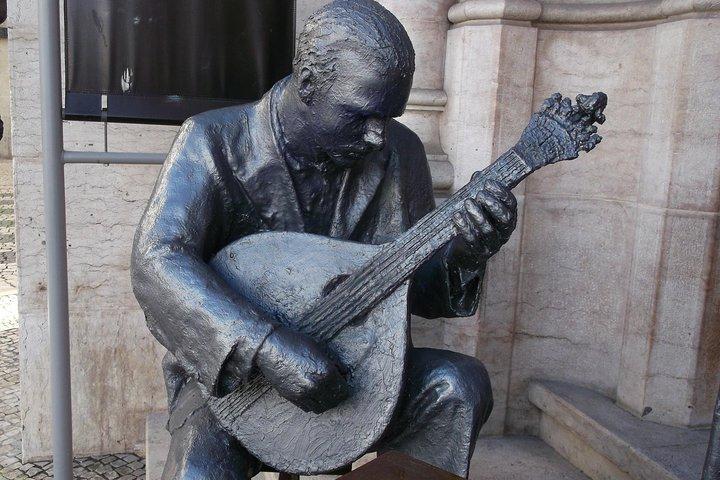 Lissabon: Tuk-Tuk-Tour & Fado-Erlebnis mit portugiesischen Snacks