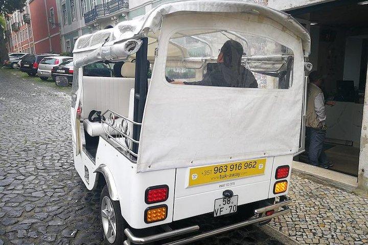 Lissabon: Tuk-Tuk-Tour & Fado-Erlebnis mit portugiesischen Snacks