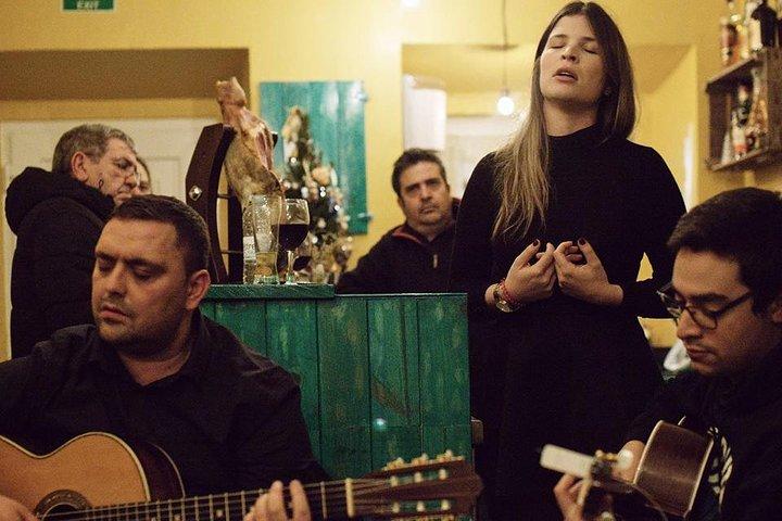Lissabon: Tuk-Tuk-Tour & Fado-Erlebnis mit portugiesischen Snacks