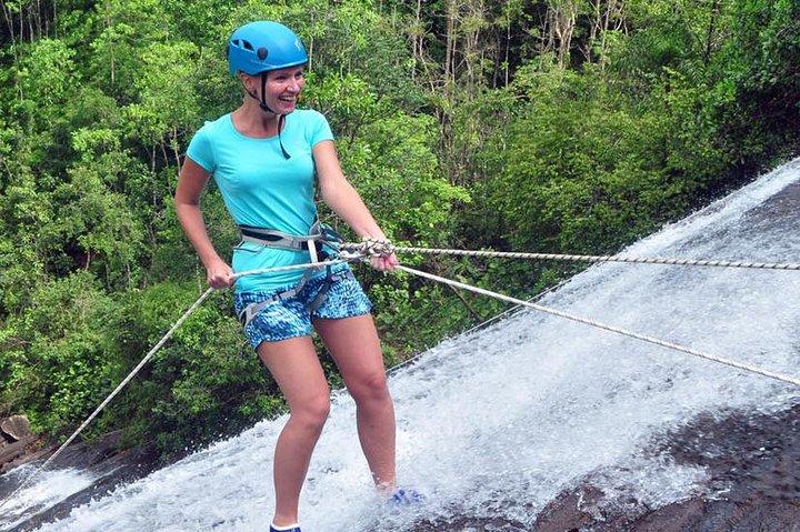 Waterval Abseilen met Kingfisher Tours Sri Lanka