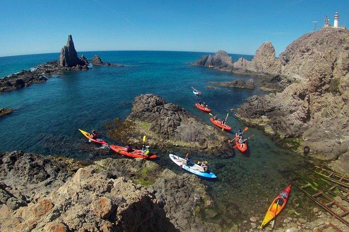 Cabo de Gata Attivo. Percorso guidato in kayak e snorkeling attraverso le calette del Parco Naturale