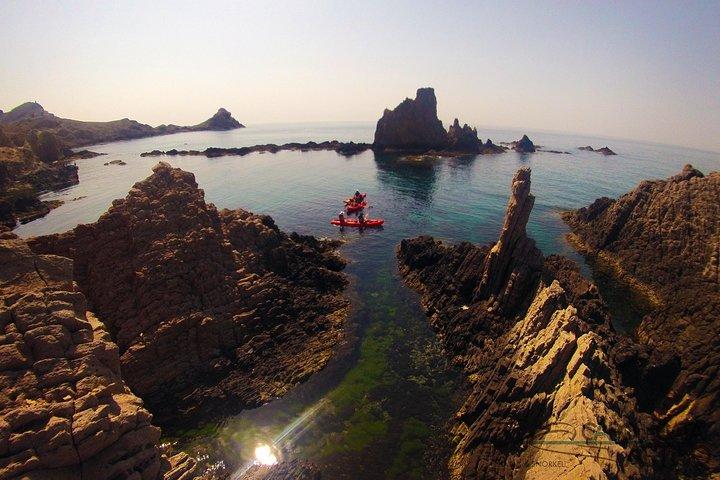 Cabo de Gata Attivo. Percorso guidato in kayak e snorkeling attraverso le calette del Parco Naturale