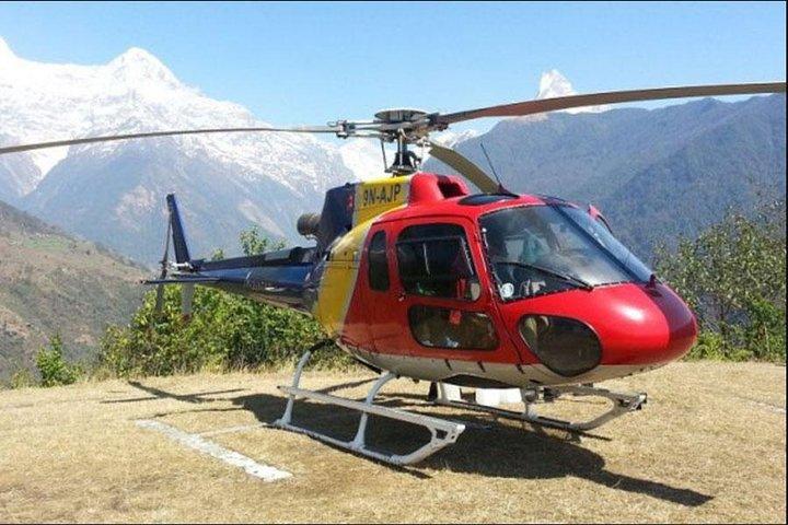 ベース キャンプに着陸するアンナプルナ地域へのヘリコプター ツアー