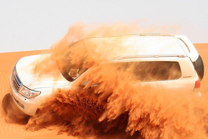 Safari mattutino nel deserto di Dubai con sand boarding e giro in cammello
