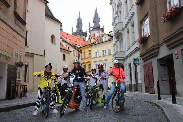 Visite guidée privée de Prague en demi-journée en Segway et eScooter.