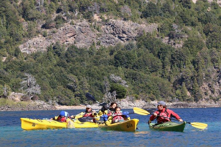 Meio dia de caiaque no lago Nahuel Huapi em serviço privado