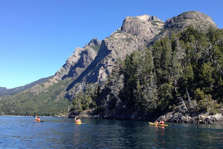 Meio dia de caiaque no lago Nahuel Huapi em serviço privado
