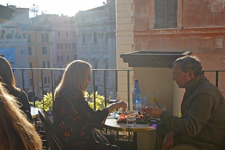 ナイトフードツアーによるローマの屋上夕食、カクテル＆ガイド付き観光