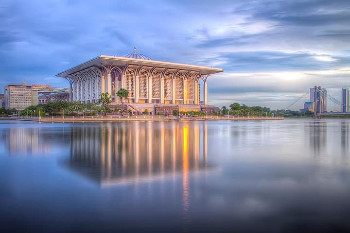 Explore Putrajaya: Iconic Landmarks & Lake Cruise Experience