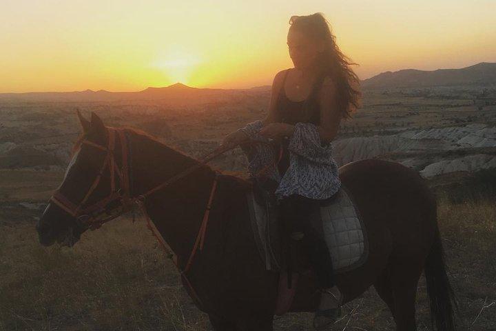 Balade à cheval au coucher du soleil dans les vallées de la Cappadoce