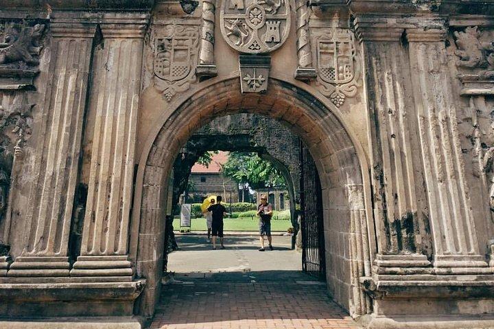 Walking tour in the walled city