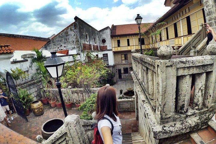 Walking tour in the walled city