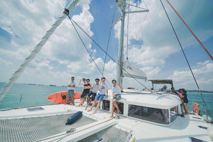Singapur Sunset und Morning Cruise auf einem Luxus-Katamaran