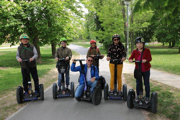 Visite guidée privée de Prague en demi-journée en Segway et eScooter.