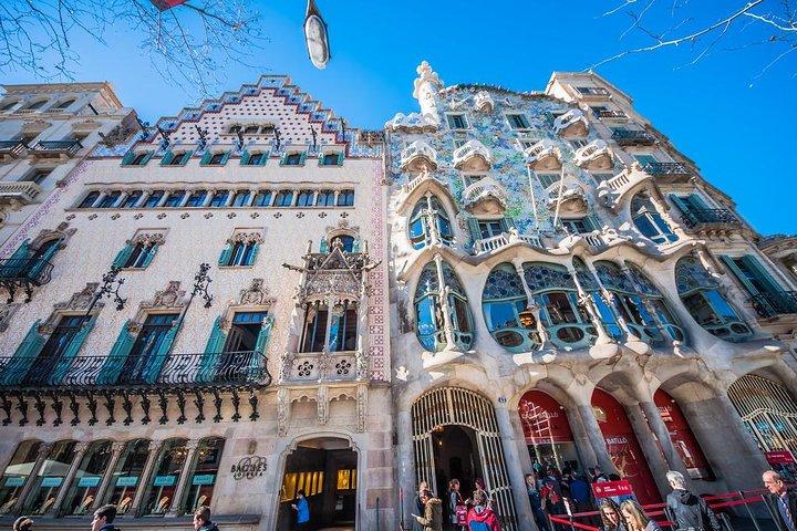 Barcelona Highlights Private Tour with Driver and Official Guide