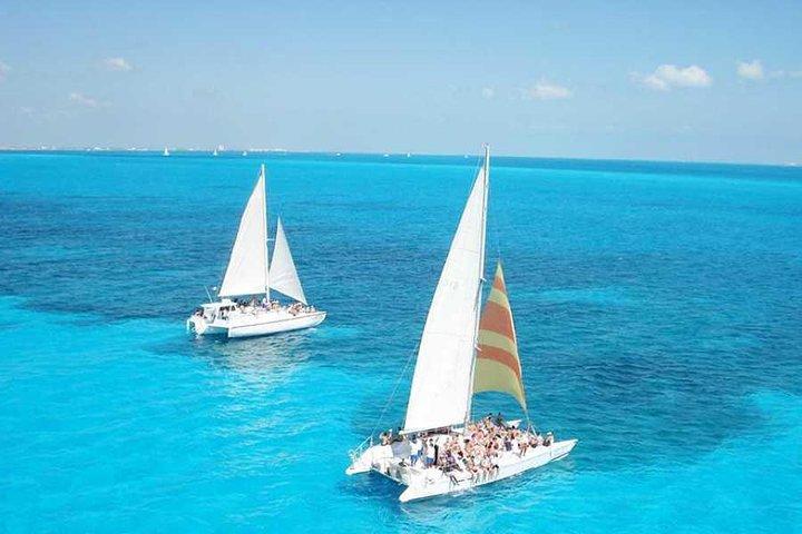 Expérience de navigation en catamaran et excursion de plongée en apnée à Isla Mujeres