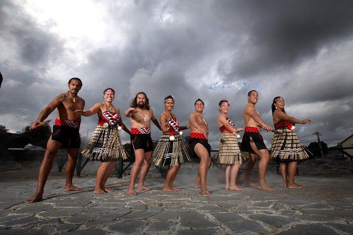 Expérience de 2 jours à Rotorua: grottes de Waitomo, culture maorie et tyrolienne au départ d'Auckland