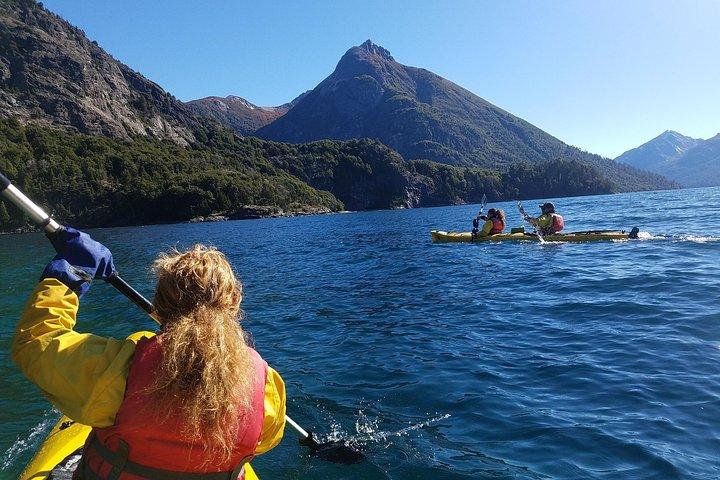 Meio dia de caiaque no lago Nahuel Huapi em serviço privado