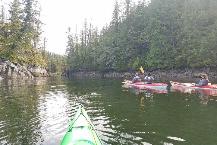 Propriétaire exploité, bateau mis à l'eau, excursion en kayak