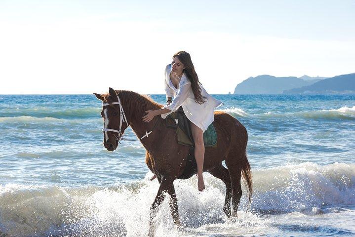 Santorini Ridning til Black Sandy Beach