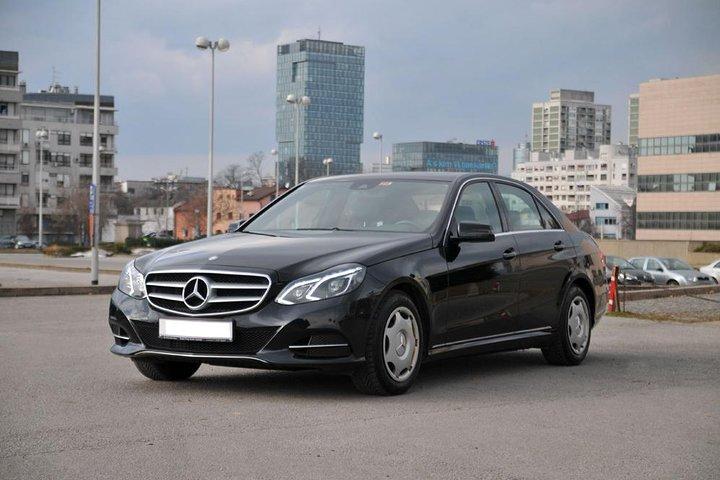 Privévervoer van de luchthaven van Brussel naar de zakelijke auto van Brussel-stad