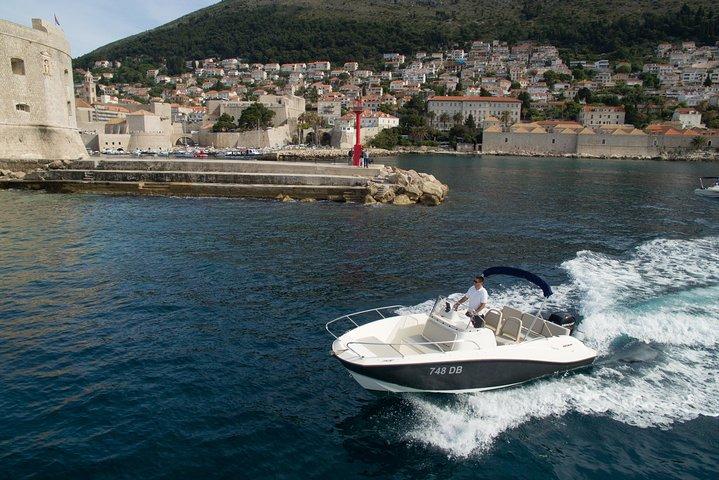 ドブロブニクからクイックシルバー 675 ボートでエラフィティ諸島まで 4 時間の旅