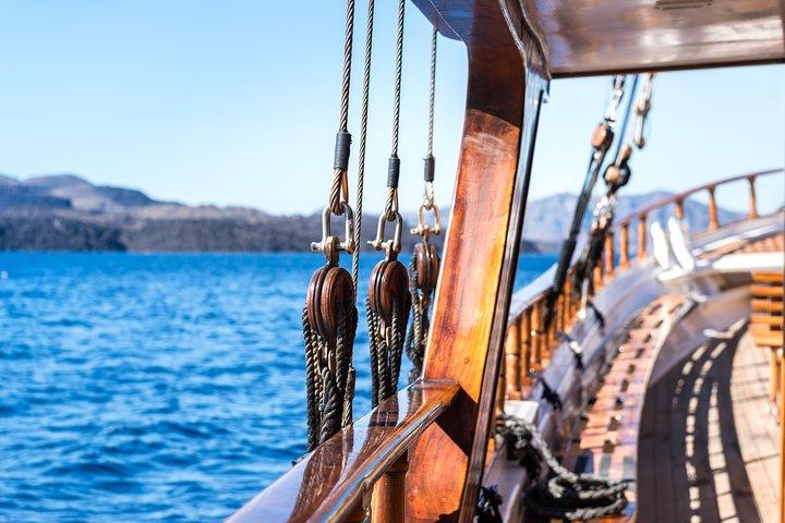 Passeio de barco de dia inteiro para as Ilhas Caldera e pôr do sol em Oia de ônibus
