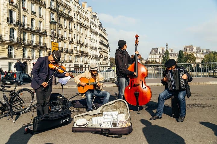 PRIVATE TOUR: Highlights & Hidden Gems of Paris With Locals