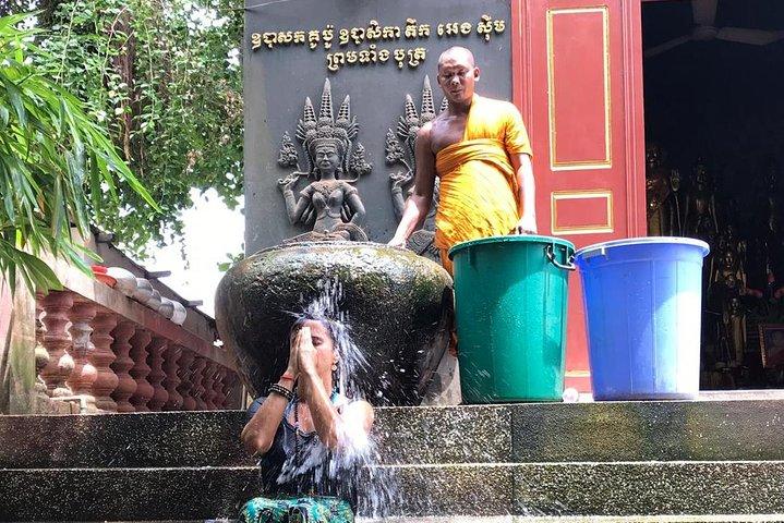 仏教の水の祝福と地元の人々との実際の生活体験