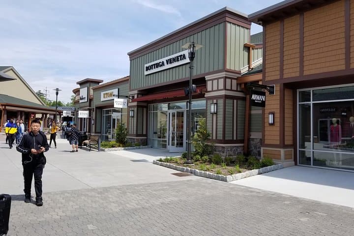 Shopping at Private Woodbury Common P.O. every hour in NYC